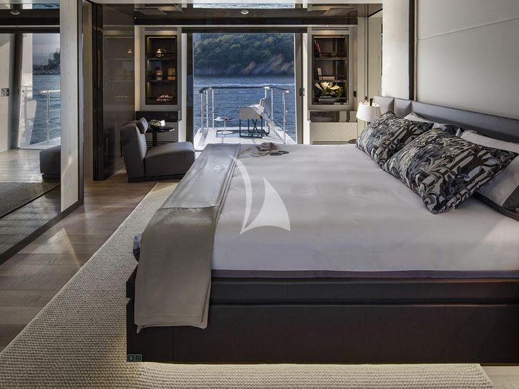 MANGUSTA GRANSPORT 45 - master cabin bed MANGUSTA GRANSPORT 45 - master cabin bed