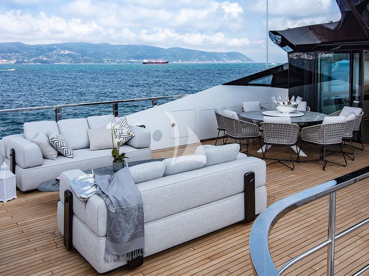 MANGUSTA GRANSPORT 45 - skydeck alfresco dining area and lounge MANGUSTA GRANSPORT 45 - skydeck alfresco dining area and lounge