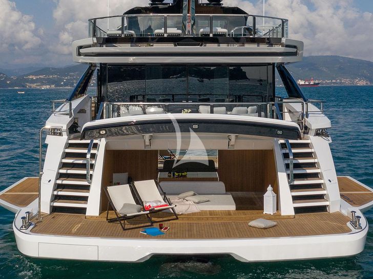 MANGUSTA GRANSPORT 45 - stern view MANGUSTA GRANSPORT 45 - stern view