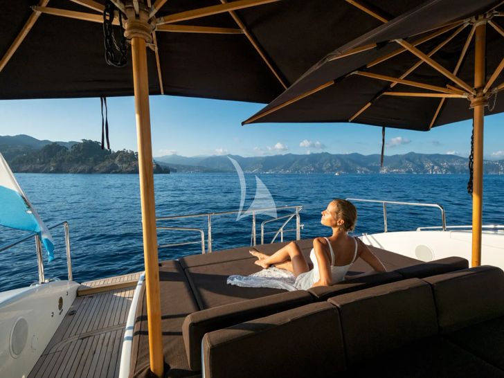 MANU Mangusta 92 - aft sun bed MANU Mangusta 92 - aft sun bed