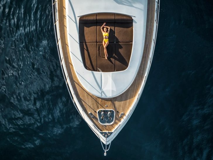 MANU Mangusta 92 - foredeck bronzing area MANU Mangusta 92 - foredeck bronzing area