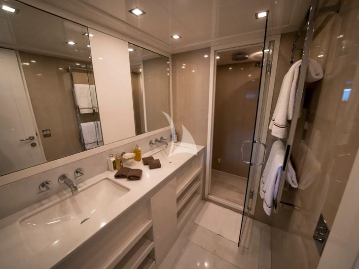 MANU Mangusta 92 - master cabin bathroom MANU Mangusta 92 - master cabin bathroom