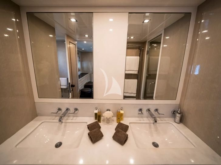 MANU Mangusta 92 - twin cabin bathroom MANU Mangusta 92 - twin cabin bathroom