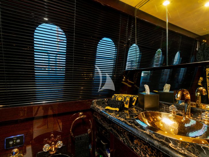 MANU V Leopard Arno 34m master cabin vanity unit