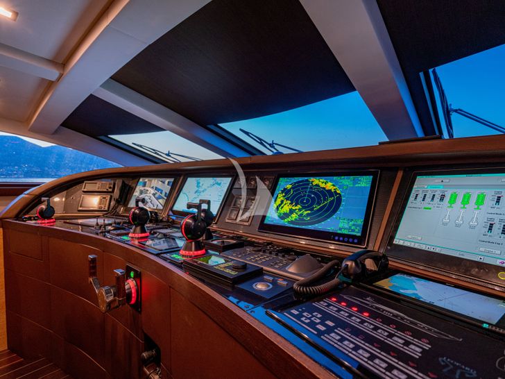 MANU V Leopard Arno 34m - cockpit MANU V Leopard Arno 34m - cockpit