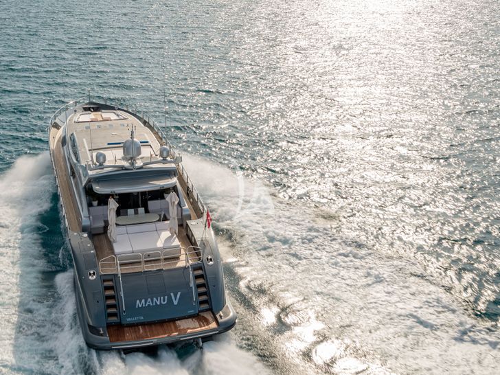 MANU V Leopard Arno 34m - cruising stern view MANU V Leopard Arno 34m - cruising stern view