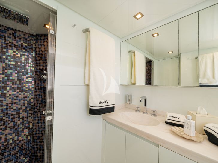 MANU V Leopard Arno 34m double cabin bathroom