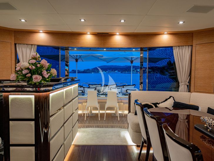 MANU V Leopard Arno 34m - interior with a bar area MANU V Leopard Arno 34m - interior with a bar area