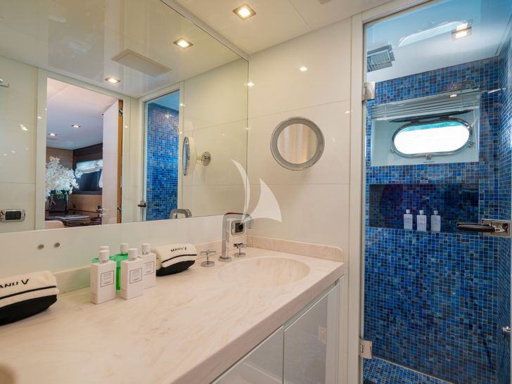 MANU V Leopard Arno 34m - VIP cabin 1 bathroom MANU V Leopard Arno 34m - VIP cabin 1 bathroom