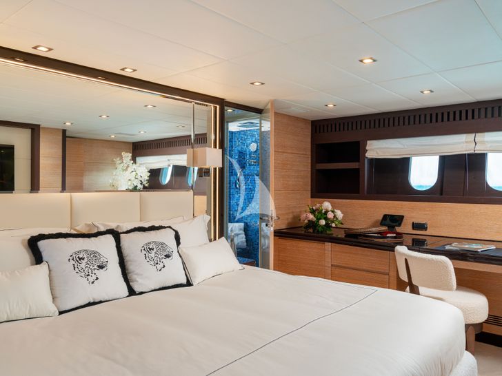 MANU V Leopard Arno 34m VIP cabin 1 bed