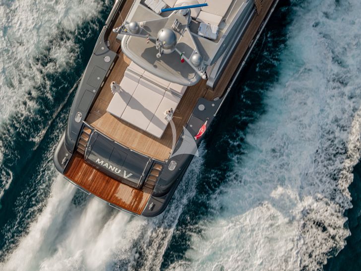 MANU V Leopard Arno 34m - rear shot MANU V Leopard Arno 34m - rear shot