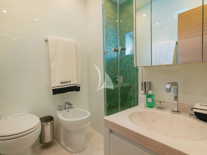 MANU V Leopard Arno 34m - twin cabin bathroom MANU V Leopard Arno 34m - twin cabin bathroom