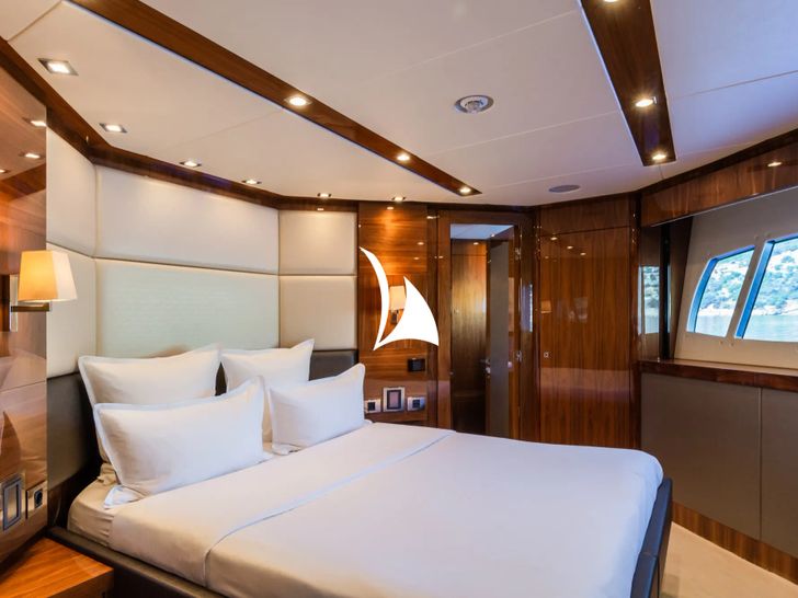 MAORO Sunseeker Predator 115 - VIP cabin 1 MAORO Sunseeker Predator 115 - VIP cabin 1