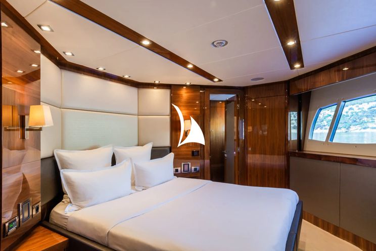 Charter Yacht MAORO - Sunseeker Predator 115 - 5 Cabins - Monaco - St Tropez - Cannes - Nice - Antibes - French Riviera