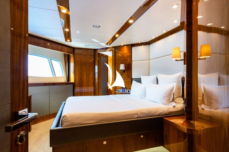 Charter Yacht MAORO - Sunseeker Predator 115 - 5 Cabins - Monaco - St Tropez - Cannes - Nice - Antibes - French Riviera