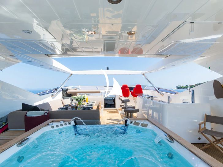 MAORO Sunseeker Predator 115 - sun deck amenities MAORO Sunseeker Predator 115 - sun deck amenities