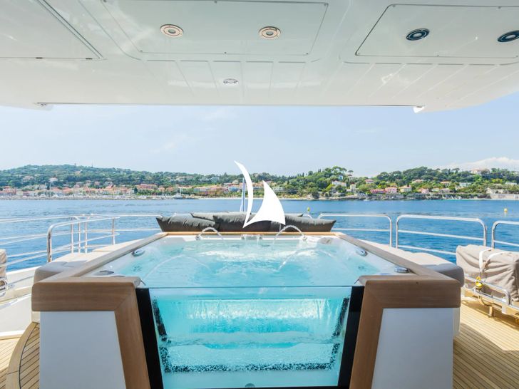 MAORO Sunseeker Predator 115 - sun deck jacuzzi MAORO Sunseeker Predator 115 - sun deck jacuzzi