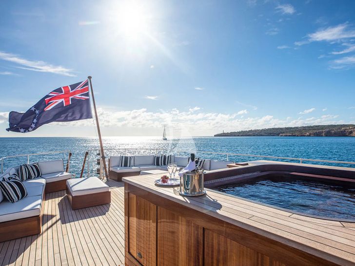 MARALA Camper&Nicholsons 58m - jacuzzi lounge MARALA Camper&Nicholsons 58m - jacuzzi lounge