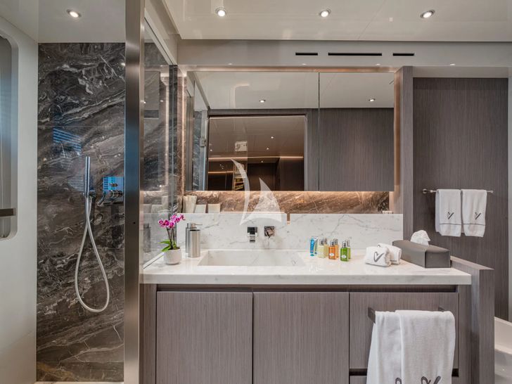 MARICAN FOREVER Ferretti Custom Line 106 - VIP cabin 2 bathroom MARICAN FOREVER Ferretti Custom Line 106 - VIP cabin 2 bathroom