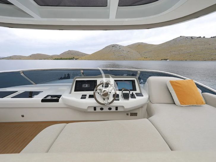 MASTERMIND Lagoon Sixty 7 - flybridge helm MASTERMIND Lagoon Sixty 7 - flybridge helm