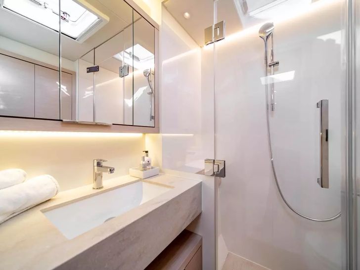 MAUI Lagoon 55 - master cabin bathroom MAUI Lagoon 55 - master cabin bathroom