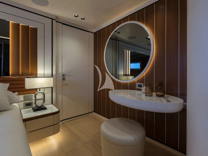 MAVERICK Mangusta Oceano 50 - VIP cabin 3 vanity unit MAVERICK Mangusta Oceano 50 - VIP cabin 3 vanity unit