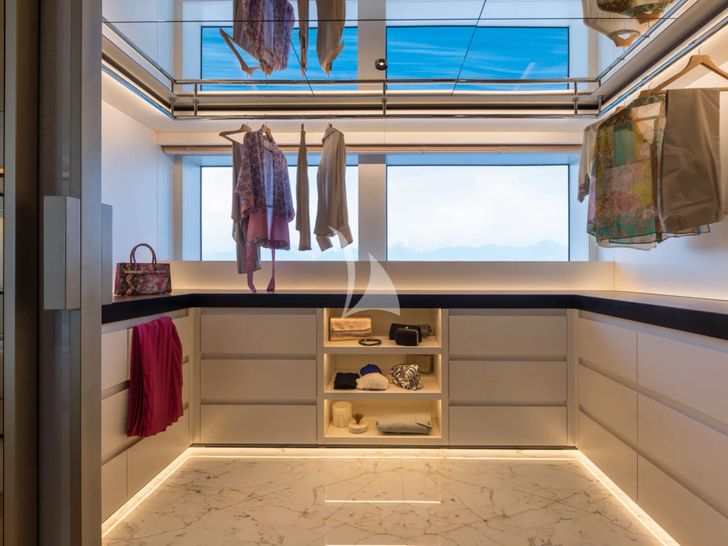 MAVERICK Mangusta Oceano 50 - master cabin closet MAVERICK Mangusta Oceano 50 - master cabin closet