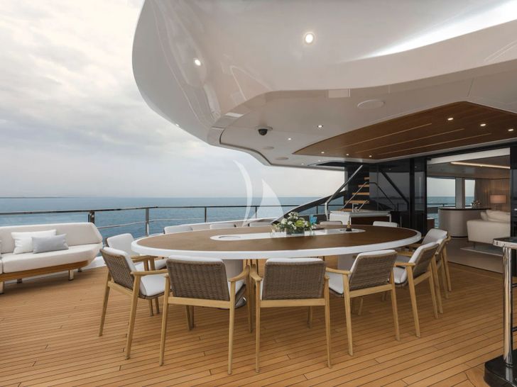 MAVERICK Mangusta Oceano 50 - sky deck alfresco dining area MAVERICK Mangusta Oceano 50 - sky deck alfresco dining area