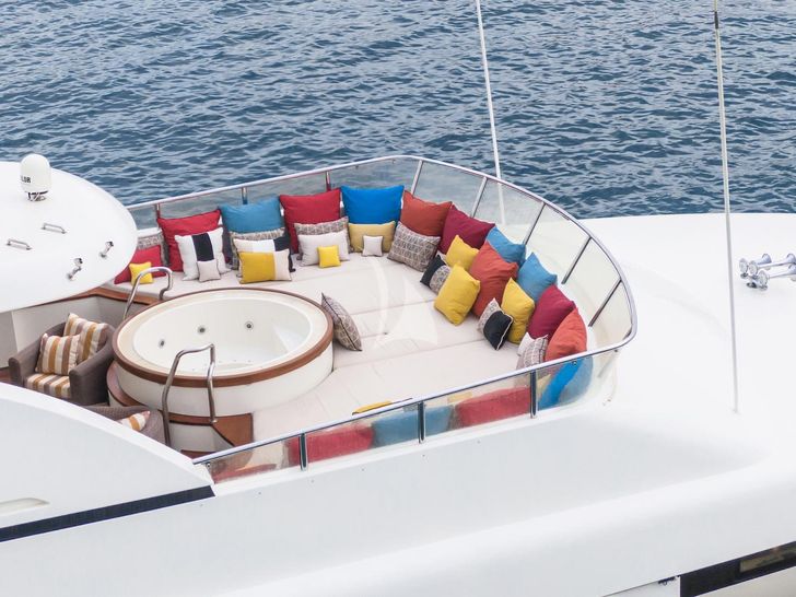 MAXIMILIAN MMIV Sunrise 45 flybridge with jacuzzi MAXIMILIAN MMIV Sunrise 45 flybridge with jacuzzi