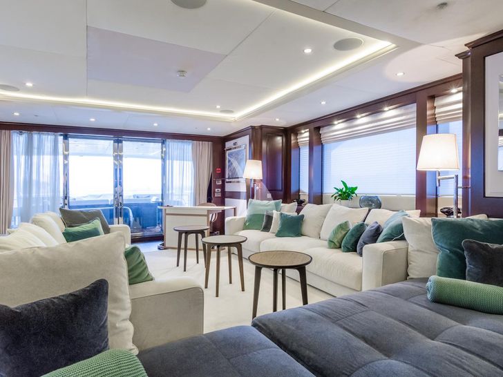 MAXIMILIAN MMIV Sunrise 45 main saloon seating area MAXIMILIAN MMIV Sunrise 45 main saloon seating area