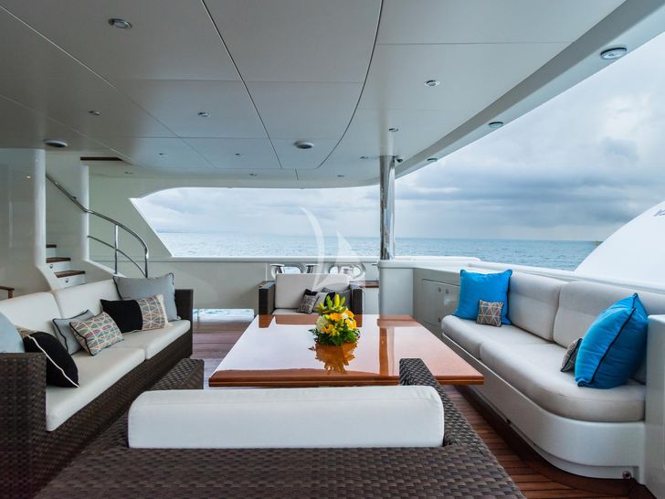 MAXIMILIAN MMIV Sunrise 45 sky deck aft lounge MAXIMILIAN MMIV Sunrise 45 sky deck aft lounge