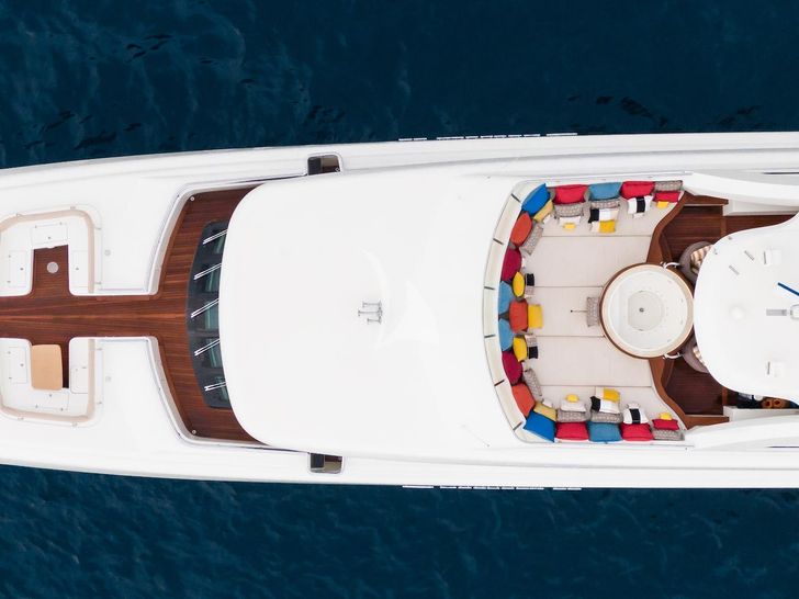 MAXIMILIAN MMIV Sunrise 45 top shot of the flybridge MAXIMILIAN MMIV Sunrise 45 top shot of the flybridge