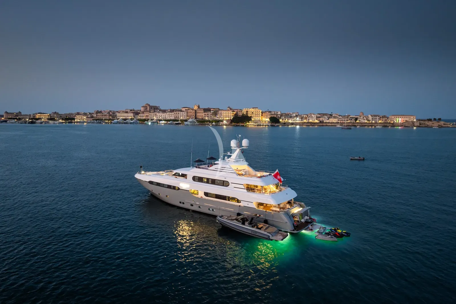 MAXIMILIAN MMIV Sunrise 45 - anchored at night