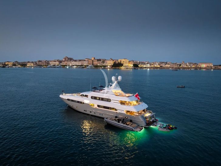 MAXIMILIAN MMIV Sunrise 45 - anchored at night MAXIMILIAN MMIV Sunrise 45 - anchored at night