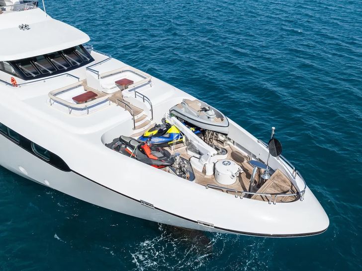 MAXIMILIAN MMIV Sunrise 45 - foredeck MAXIMILIAN MMIV Sunrise 45 - foredeck