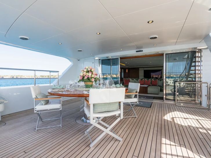 MAXIMILIAN MMIV Sunrise 45 - main aft deck alfresco dining area MAXIMILIAN MMIV Sunrise 45 - main aft deck alfresco dining area