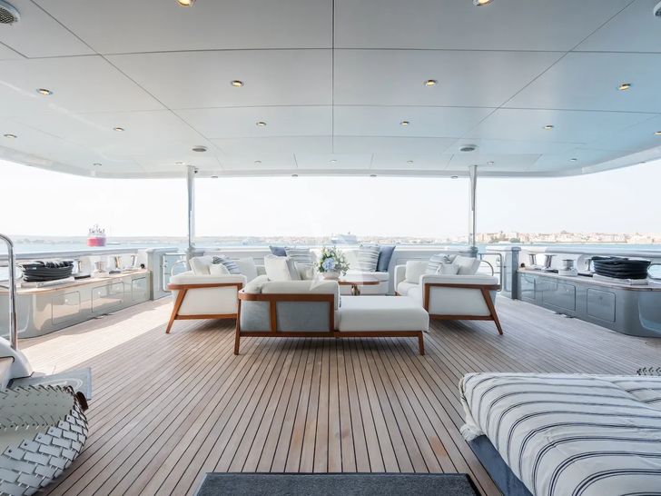 MAXIMILIAN MMIV Sunrise 45 - main aft deck lounge MAXIMILIAN MMIV Sunrise 45 - main aft deck lounge