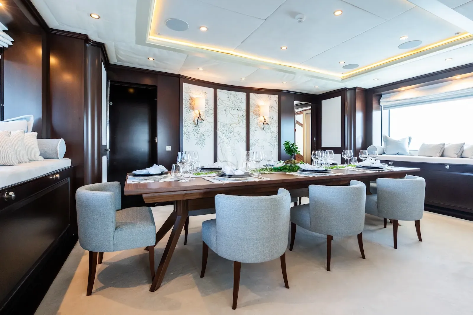 MAXIMILIAN MMIV Sunrise 45 - main dining area