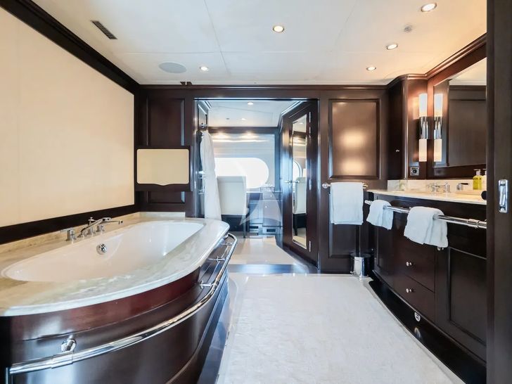 MAXIMILIAN MMIV Sunrise 45 - master cabin bathroom MAXIMILIAN MMIV Sunrise 45 - master cabin bathroom