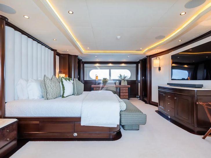 MAXIMILIAN MMIV Sunrise 45 - master cabin bed and TV MAXIMILIAN MMIV Sunrise 45 - master cabin bed and TV