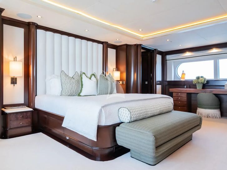 MAXIMILIAN MMIV Sunrise 45 - master cabin MAXIMILIAN MMIV Sunrise 45 - master cabin