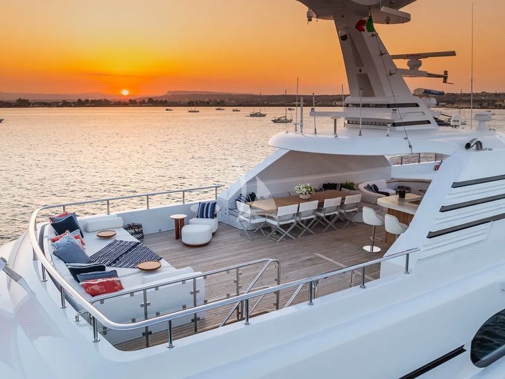MAXIMILIAN MMIV Sunrise 45 - sundeck aft MAXIMILIAN MMIV Sunrise 45 - sundeck aft
