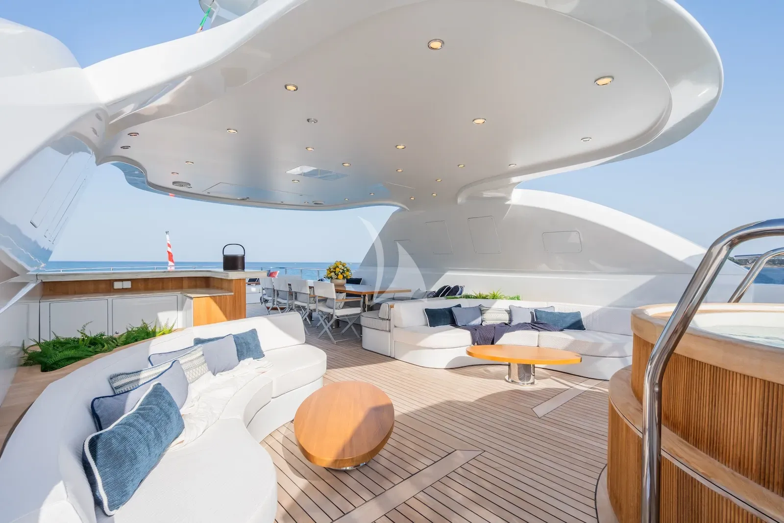 MAXIMILIAN MMIV Sunrise 45 - sundeck bar lounge and alfresco dining area