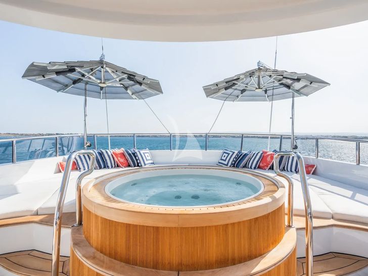 MAXIMILIAN MMIV Sunrise 45 - sundeck jacuzzi MAXIMILIAN MMIV Sunrise 45 - sundeck jacuzzi