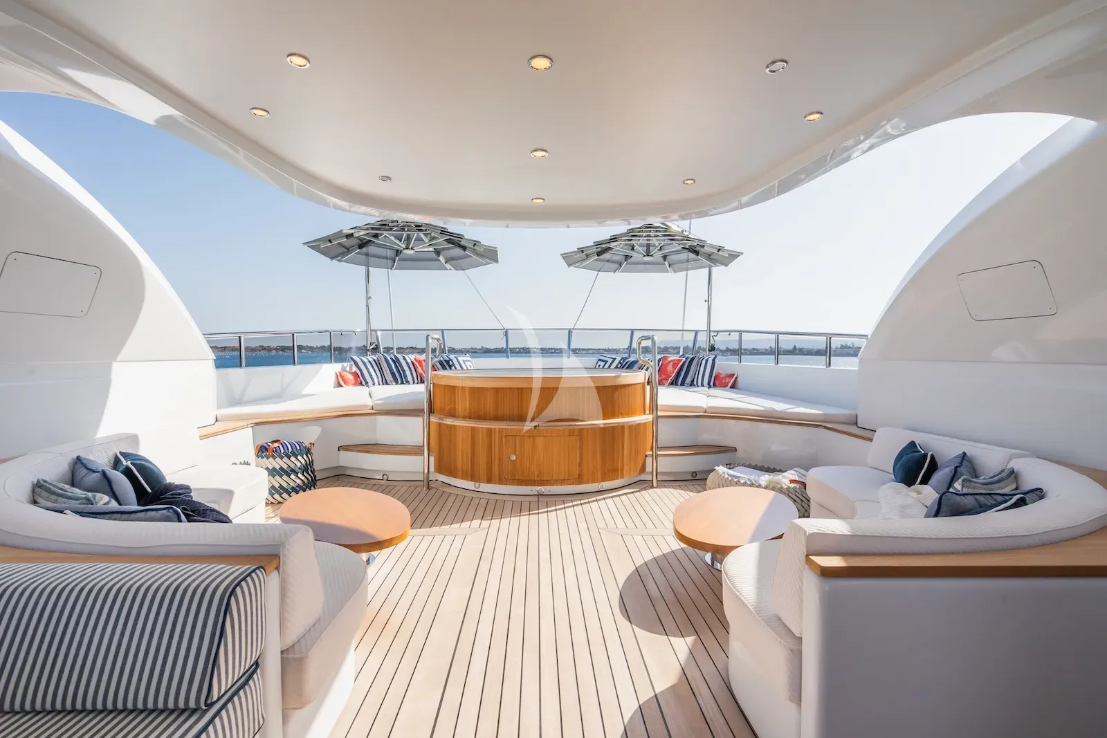 MAXIMILIAN MMIV Sunrise 45 - sundeck lounge