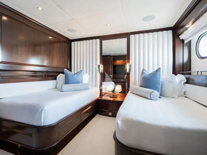 MAXIMILIAN MMIV Sunrise 45 - twin cabin 1 MAXIMILIAN MMIV Sunrise 45 - twin cabin 1