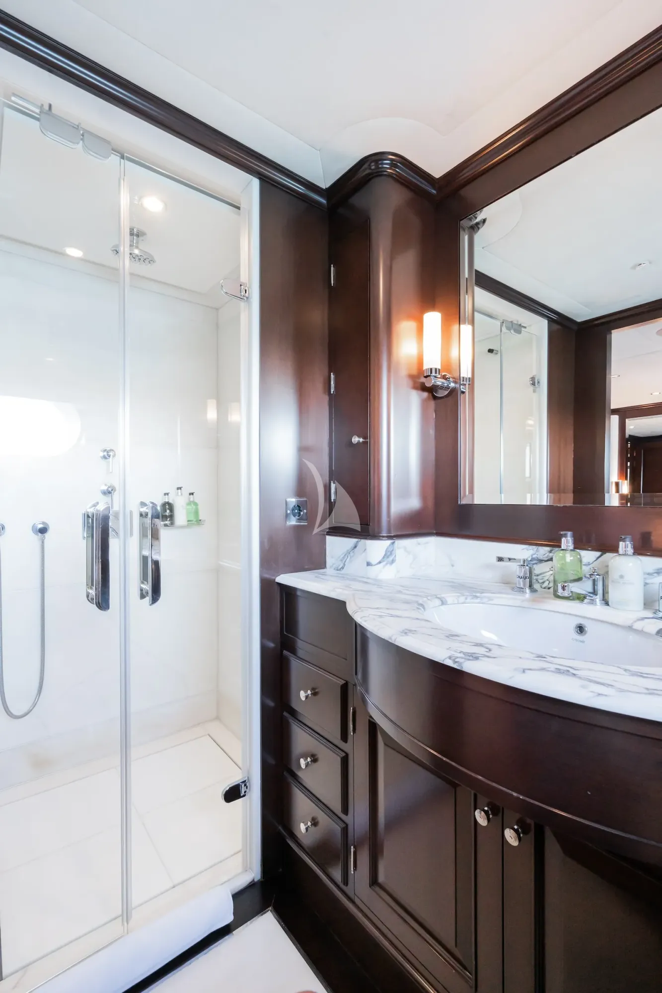 MAXIMILIAN MMIV Sunrise 45 - twin cabin bathroom