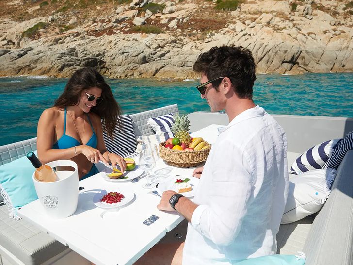 MED 42 - guests dining alfresco MED 42 - guests dining alfresco