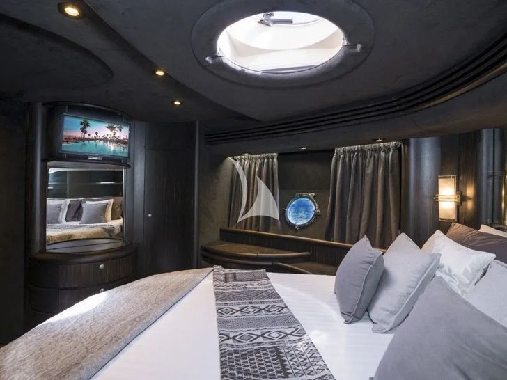 MEDUSA Azimut 68 - VIP cabin bed MEDUSA Azimut 68 - VIP cabin bed