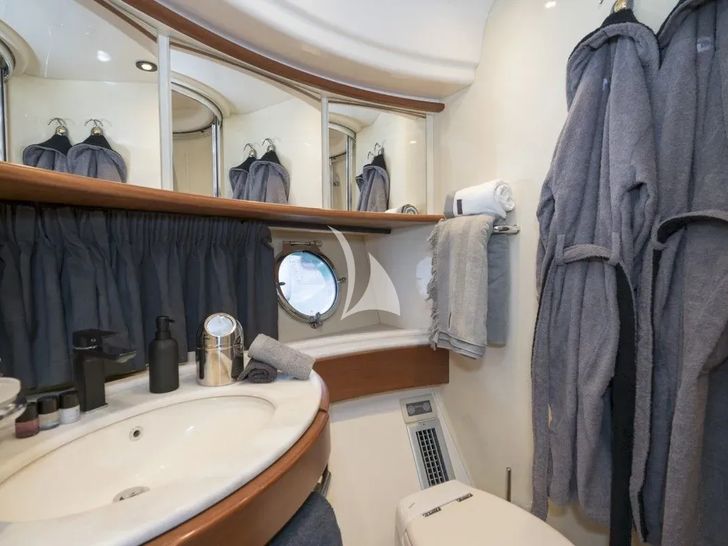 MEDUSA Azimut 68 - VIP cabin lavatory and toilet MEDUSA Azimut 68 - VIP cabin lavatory and toilet